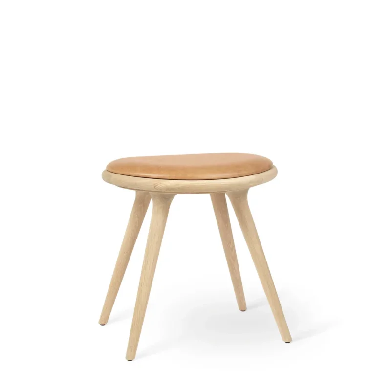 Low Stool, seifenbehandelt Eiche, Pista Sand Leder, 47 cm Hocker von Mater