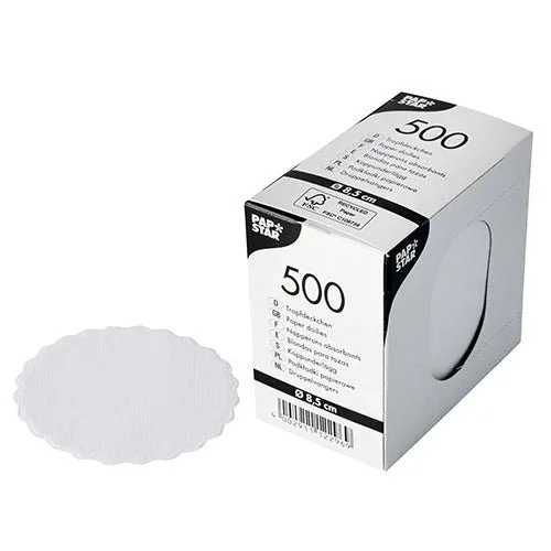 Die Faltschachtel von PAPSTAR GmbH enthält 500 weiße, runde Tropfdeckchen (Ø 8,5 cm), ideal für Getränke in der Gastronomie. Ein Deckchen liegt neben der Box und zeigt ihre Struktur und den gewellten Rand.