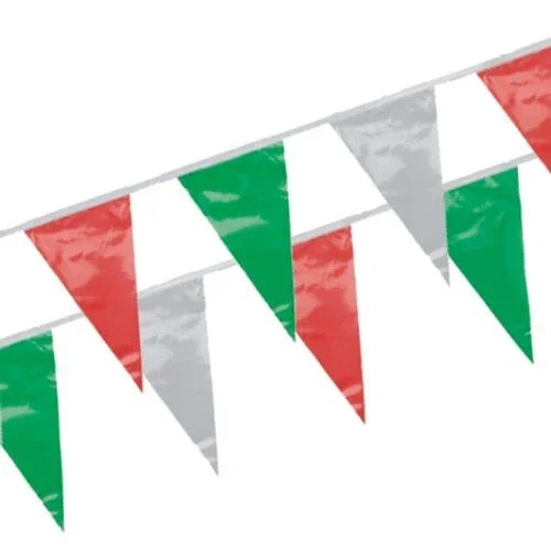 Die PAPSTAR Wimpelkette, Folie wetterfest der PAPSTAR GmbH besteht aus zwei Strängen glänzender dreieckiger Wimpel in Rot, Weiß und Grün – wetterfest und ideal für Gartenpartys oder Outdoor-Veranstaltungen mit wechselndem Muster.