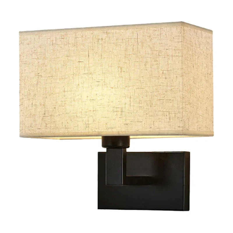 Postmoderner Kubus Wandleuchte Stoff 1-Licht Nachttisch Lese Wandleuchte in Weiß/Beige/Braun mit Schwarz/Gold Arm | Karnz