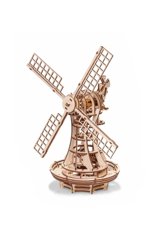 Mechanisches Holzmodell einer Windmühle mit detaillierten Zahnrädern und Gitterflügeln, dargestellt vor einem schlichten weißen Hintergrund.