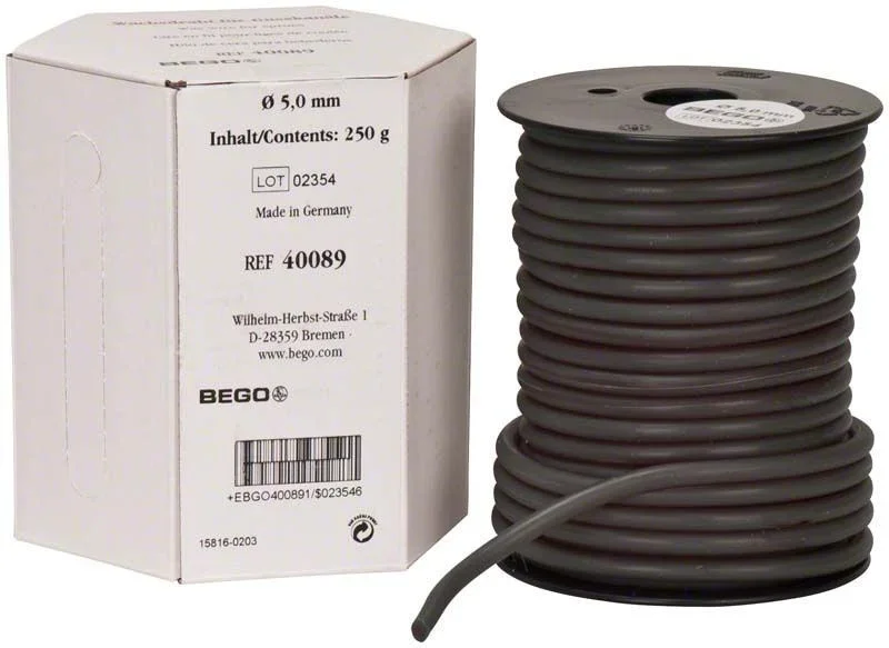 Wachsdrahtrolle für Gusskanäle, grün, mittelhart, 5,0 mm, neben Verpackung.
