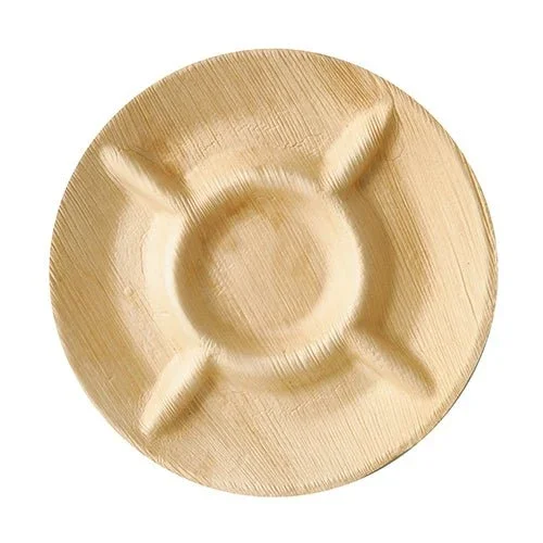 Ein runder, leichter Palmblatt-Aschenbecher der PAPSTAR GmbH aus umweltfreundlichem Material mit drei Rillen für Zigaretten, Draufsicht auf weißem Hintergrund. Produkt: PAPSTAR 6 Teller, Palmblatt "pure" 5-geteilt.