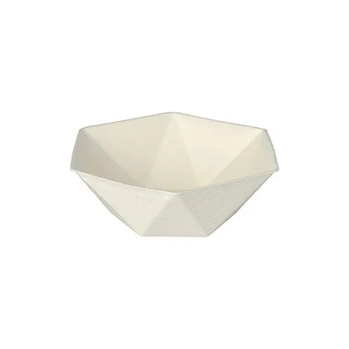 Die weiße, 6-seitige PAPSTAR Schale aus Zuckerrohr ("pure"), abgebildet vor einem unifarbenen Hintergrund, zeichnet sich durch ein modernes geometrisches Design und eine matte Oberfläche aus. Diese nachhaltige Einwegschale wird im 50er-Pack von der PAPSTAR GmbH geliefert.