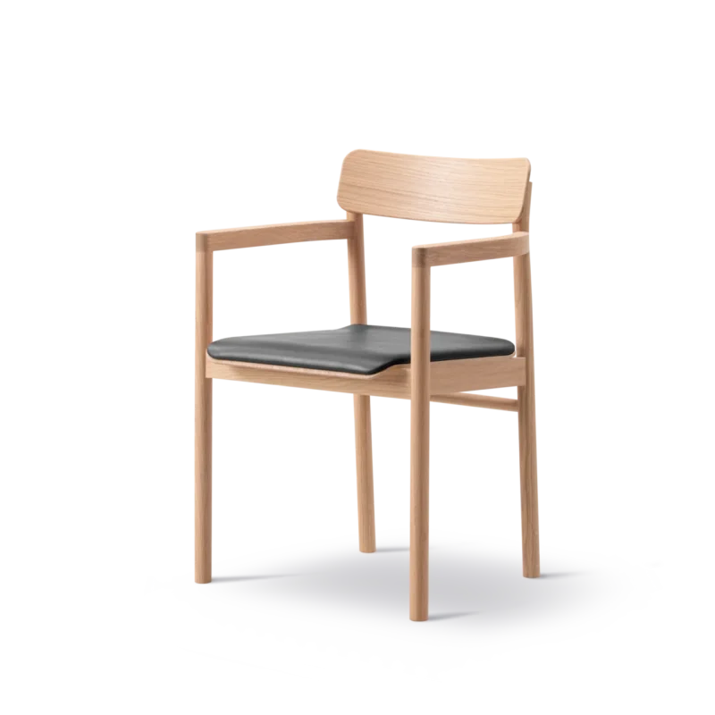 Post Esszimmerstuhl hell geölt Eiche, Sitz gepolstert max 98 schwarz Leder von Fredericia Furniture