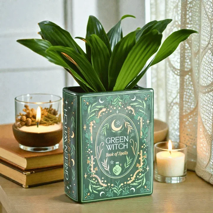 Green Witch Buchvase – grüne Keramikvase im Grimoires-Design