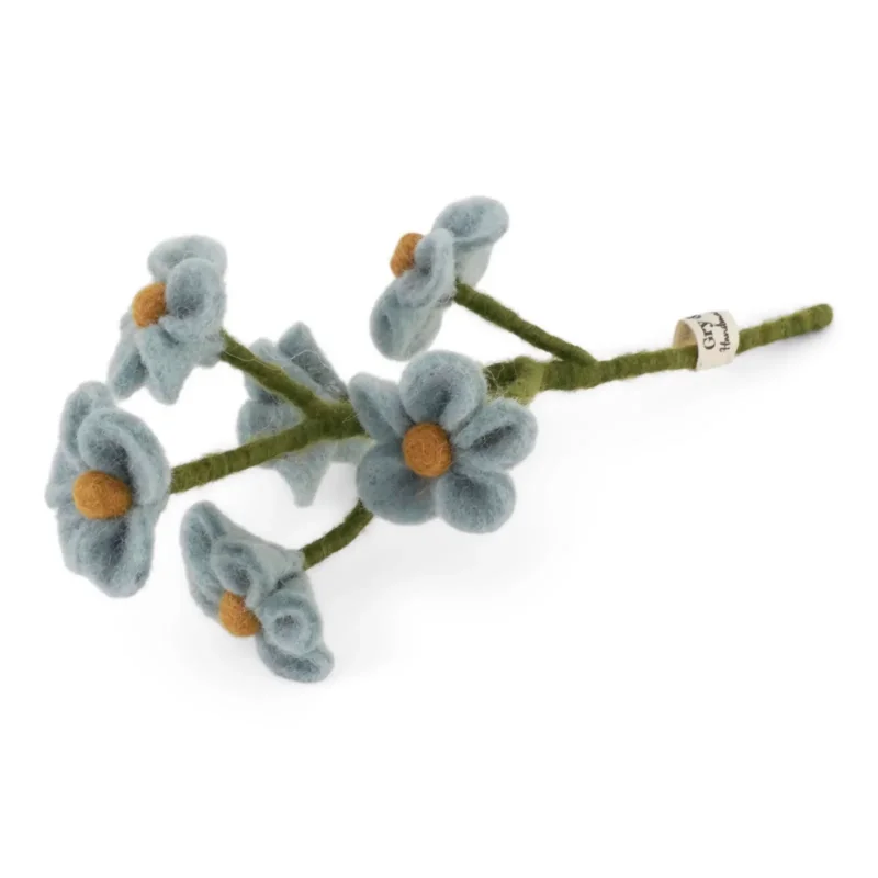 Die Gry & Sif - Vergiss mein nicht Filzblume zeigt fünf blaue Filzblüten mit gelber Mitte auf einem grünen Filzstiel, komplett mit einem kleinen Etikett.