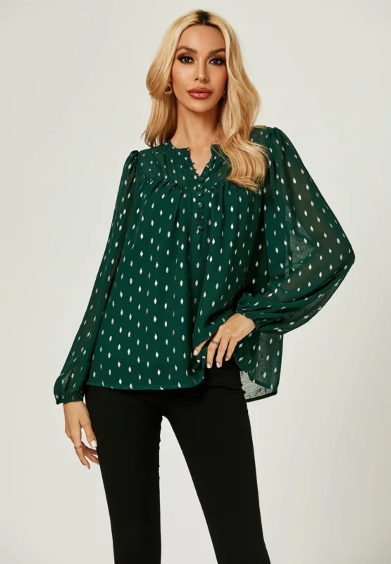 Langarmshirt aus geknittertem Tüll mit Goldfolienknöpfen in Dunkelgrün