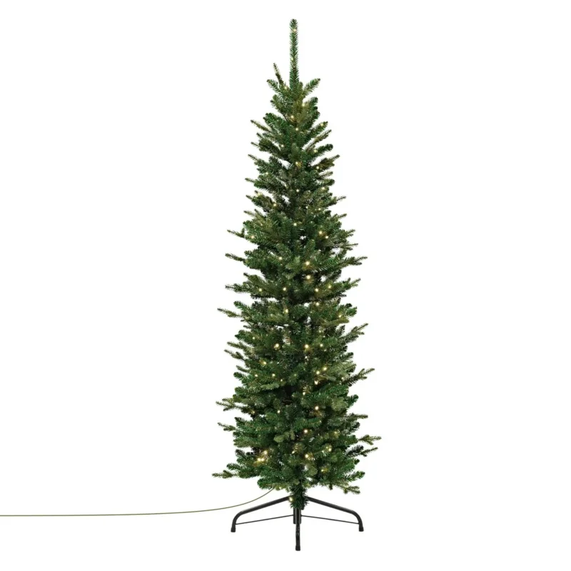 Künstlicher Weihnachtsbaum mit Lichtern, auf einem Ständer stehend.