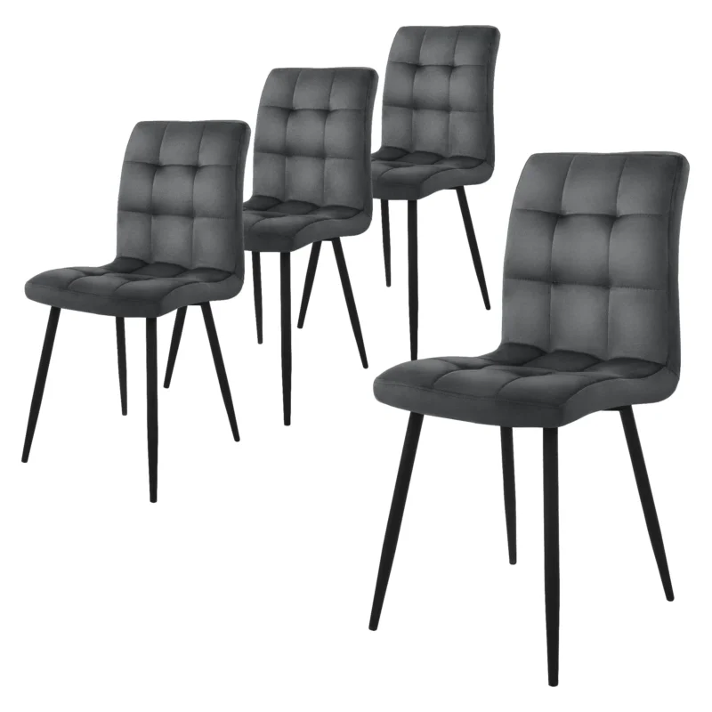 Vier schwarze Stühle mit gepolsterter Sitzfläche und langen Beinen.