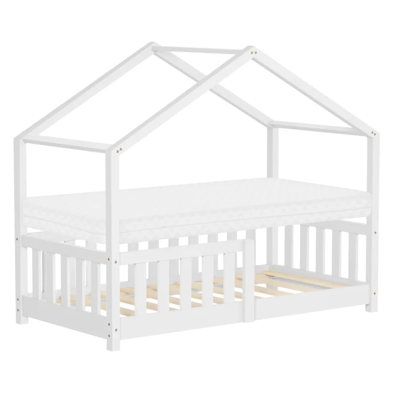 Weißes Kinderbett mit Dach und Matratze, Holzrahmen, ohne Bettwäsche.