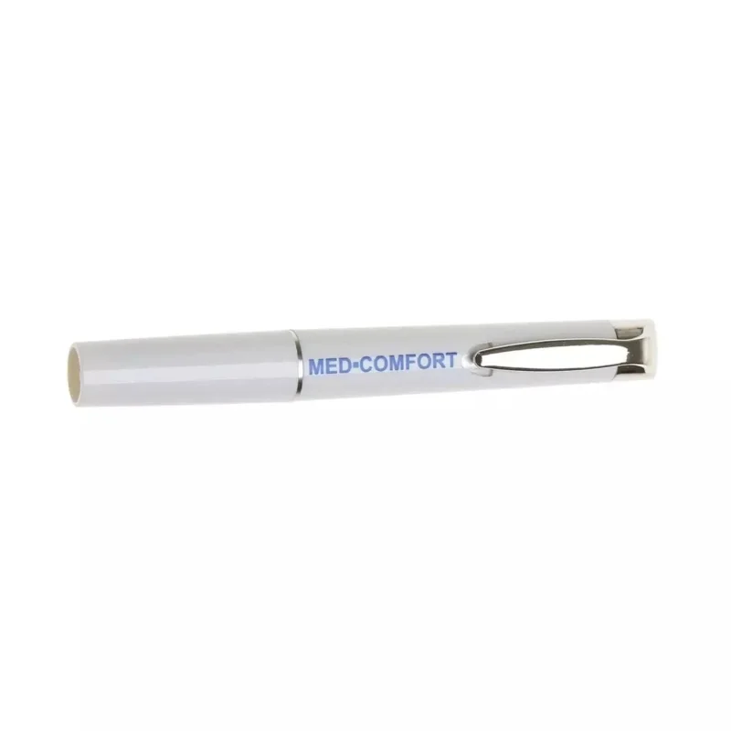 Die Med-Comfort Diagnostikleuchte der AMPri Handelsgesellschaft mbH ist eine weiße, stiftförmige Diagnostikleuchte mit langlebigen Batterien und einem Metallclip - ideal für medizinisches Fachpersonal - auf einem schlichten weißen Hintergrund.