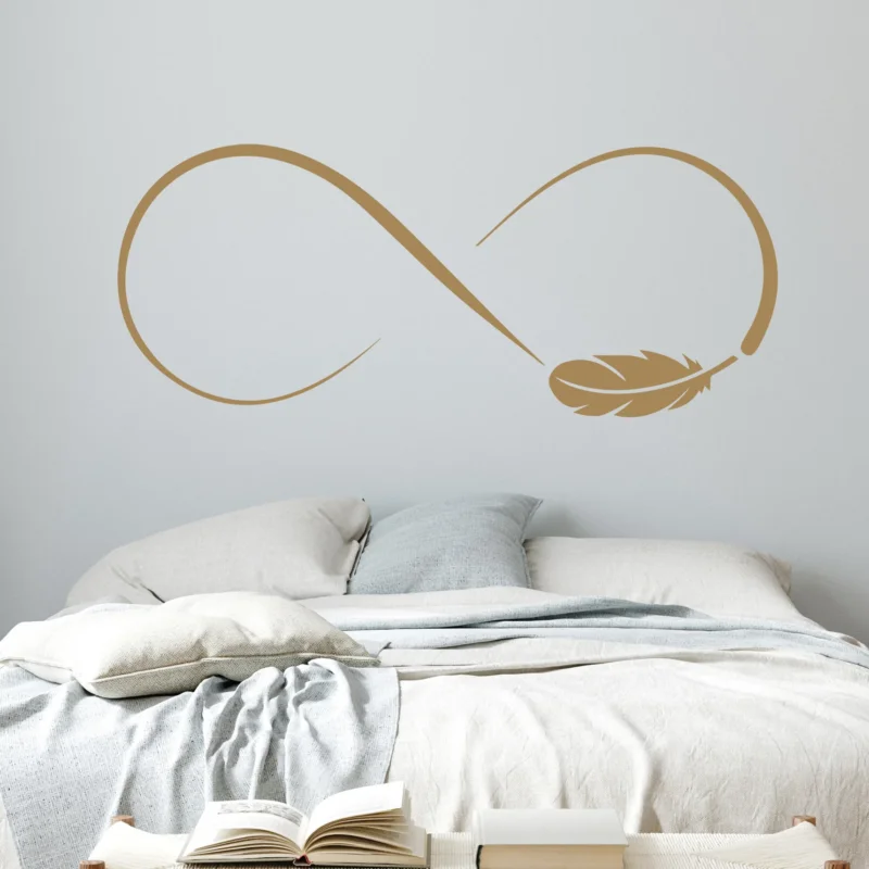 Wandtattoo als Unendlichkeitszeichen mit Feder über dem Bett
