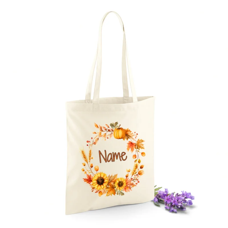 Beige Tragetasche mit herbstlichem Blumenkranz und Name.