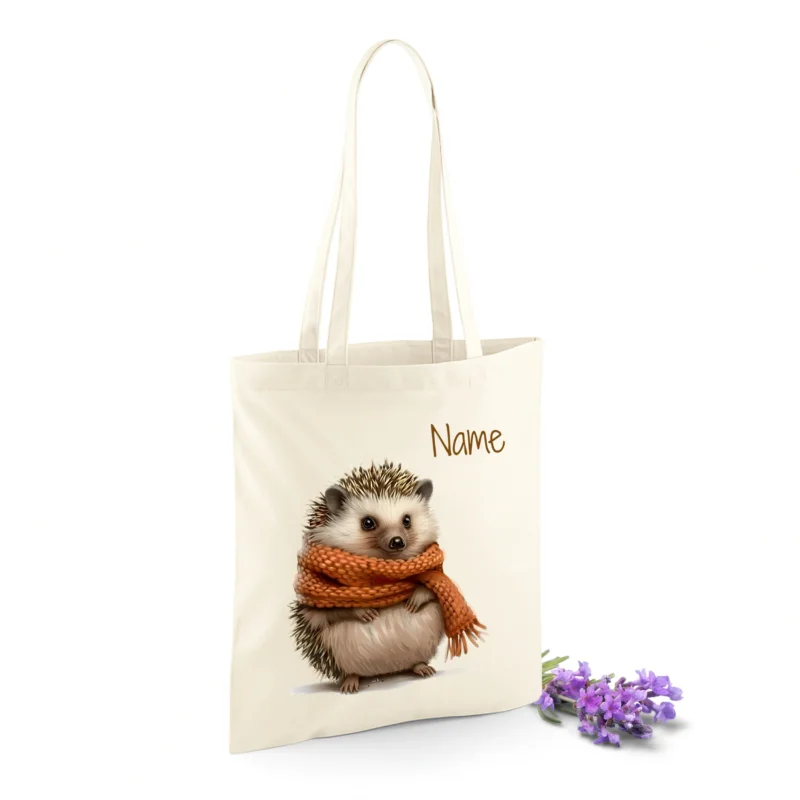Stofftasche mit Igel und orangefarbener Schal.