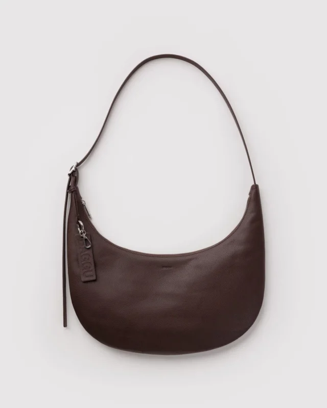 BAGGU - Medium Flat Crescent Umhängetasche aus recyceltem Leder • Brown - ROSA ECK