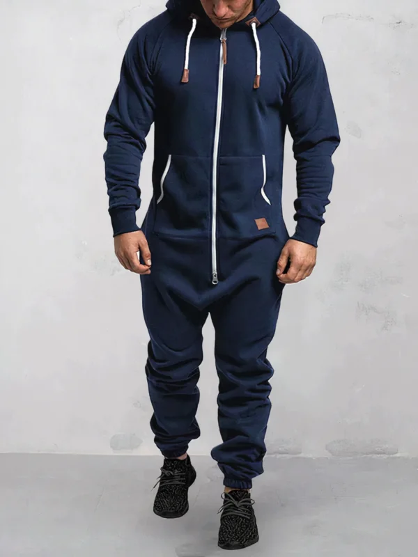 Mann im dunkelblauen Jumpsuit mit Kapuze und Reißverschluss, sportlich, bequem, Freizeitmode.