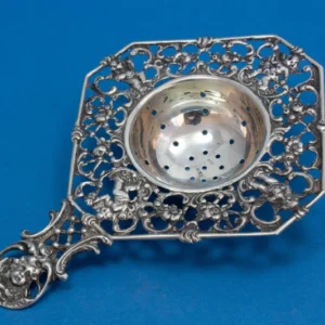 Antikes Teesieb mit besonderen Putti aus 800er Silber, 1900