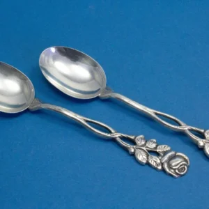 2 Mokkalöffel mit Rosenmuster, versilbertes Besteck, Kaffeelöffel