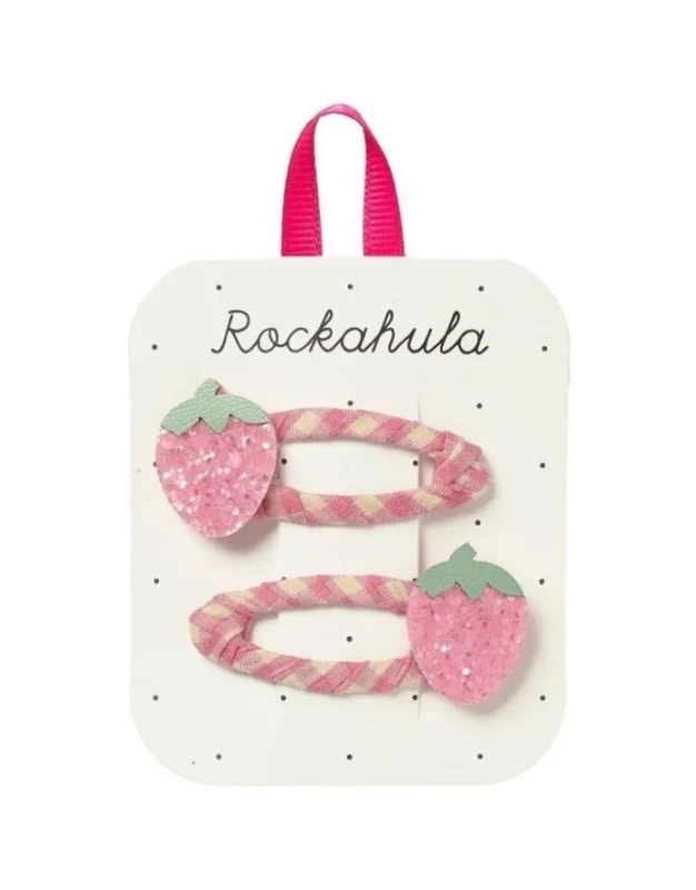 Strawberry Fields Haarspangen von Rockahula mit glitzernden rosa Erdbeeren auf rosafarbenen Vichy-Karo-Klickspangen.