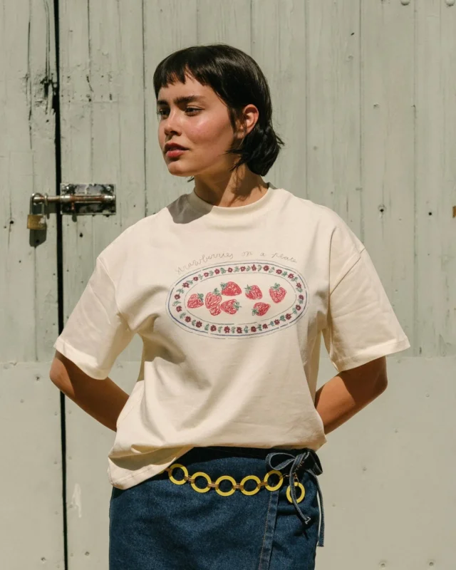 Tarta Gelatina - STRAWBERRIES ON A PLATE T-Shirt - ROSA ECK