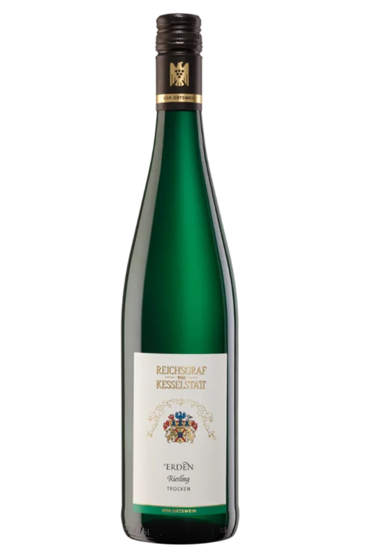 Eine grüne Flasche Reichsgraf von Kesselstatt Erden Riesling Trocken mit weißem Etikett und Goldfolie am Hals.
